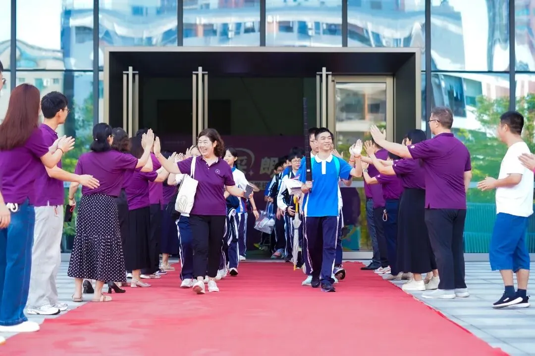 今日,深圳中考开考!现场燃爆,有家长化身“文曲星”送考,还有萌宠现身……-第26张图片-四季读书网
