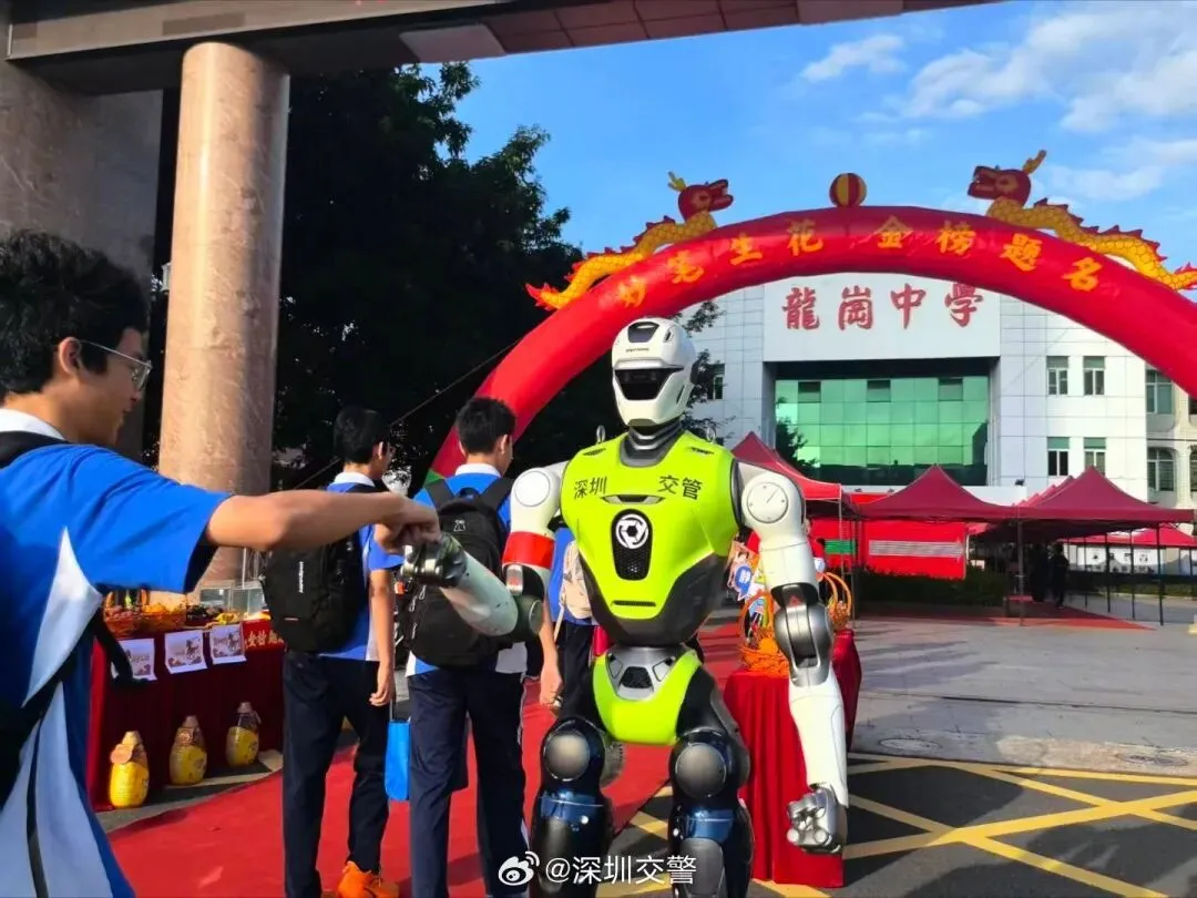 今日,深圳中考开考!现场燃爆,有家长化身“文曲星”送考,还有萌宠现身……-第28张图片-四季读书网