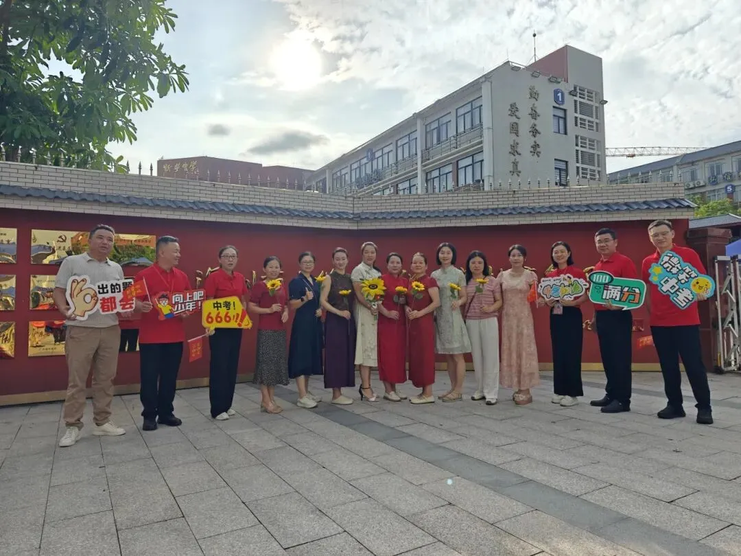 刚刚,深圳中考作文题公布 !“跑起来”火了!网友纷纷刷屏,考场外直击-第11张图片-四季读书网