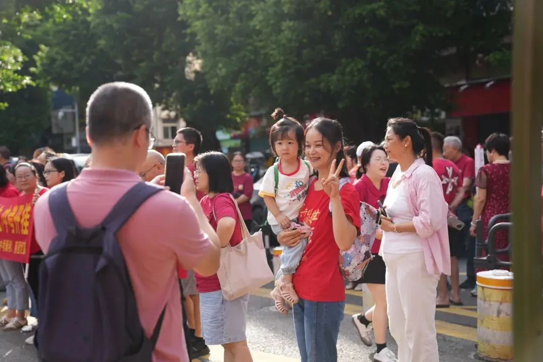 刚刚,深圳中考作文题公布 !“跑起来”火了!网友纷纷刷屏,考场外直击-第13张图片-四季读书网