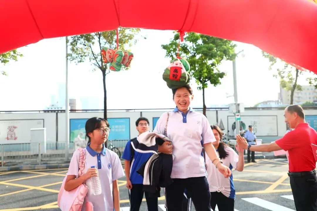 直击深圳中考首日!这些瞬间太暖心→-第5张图片-四季读书网