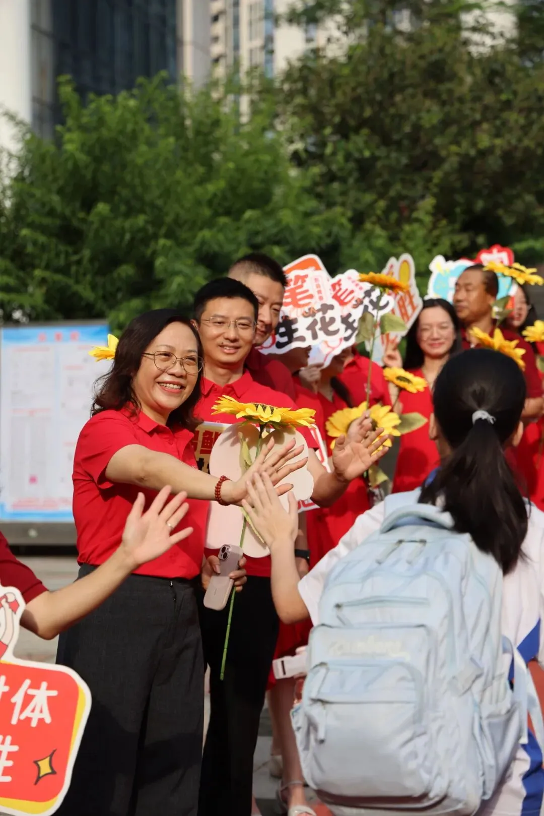 直击深圳中考首日!这些瞬间太暖心→-第15张图片-四季读书网