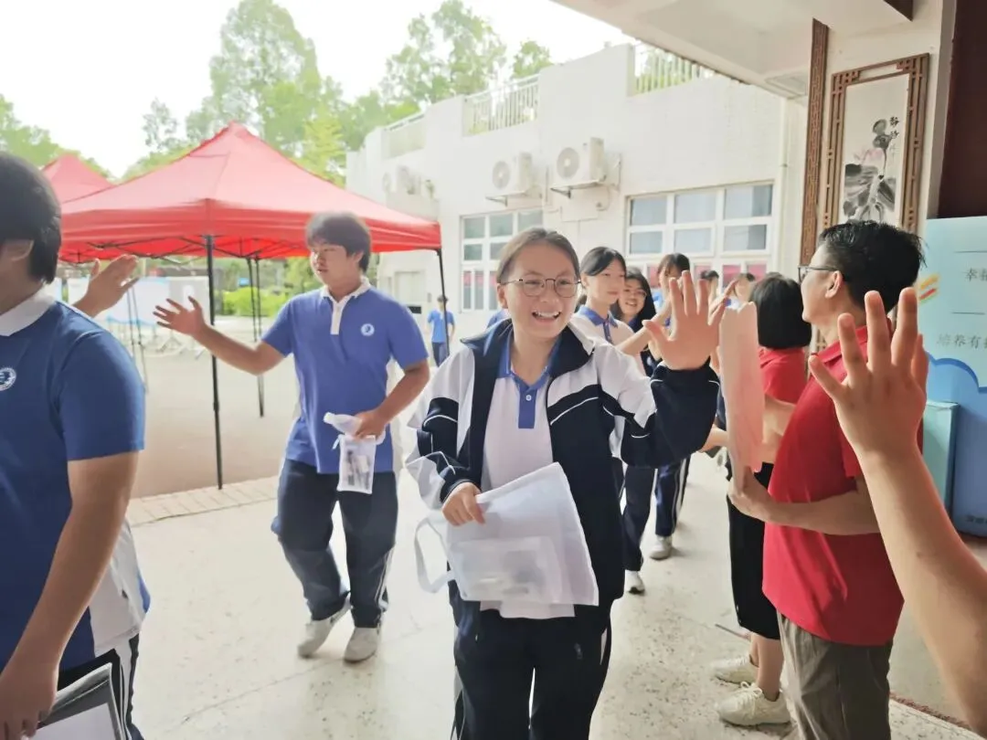直击深圳中考首日!这些瞬间太暖心→-第16张图片-四季读书网
