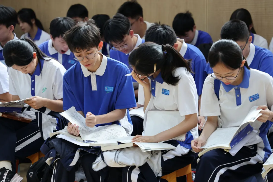 直击深圳中考首日!这些瞬间太暖心→-第17张图片-四季读书网
