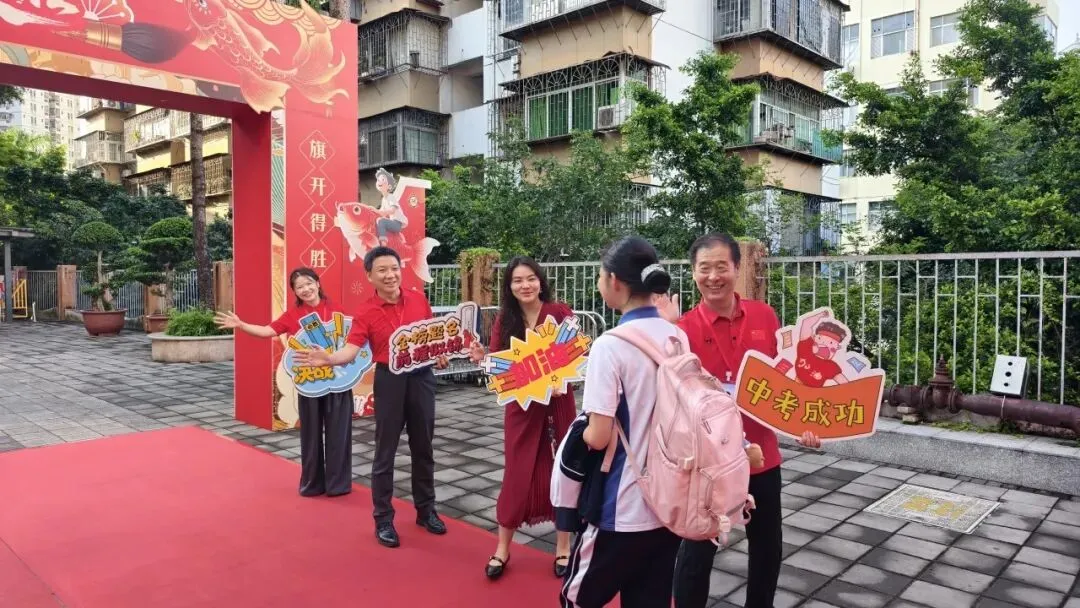 直击中考首日,为学子们加油!-第6张图片-四季读书网