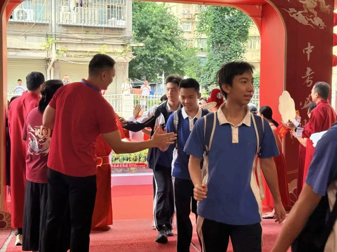 直击中考首日,为学子们加油!-第8张图片-四季读书网
