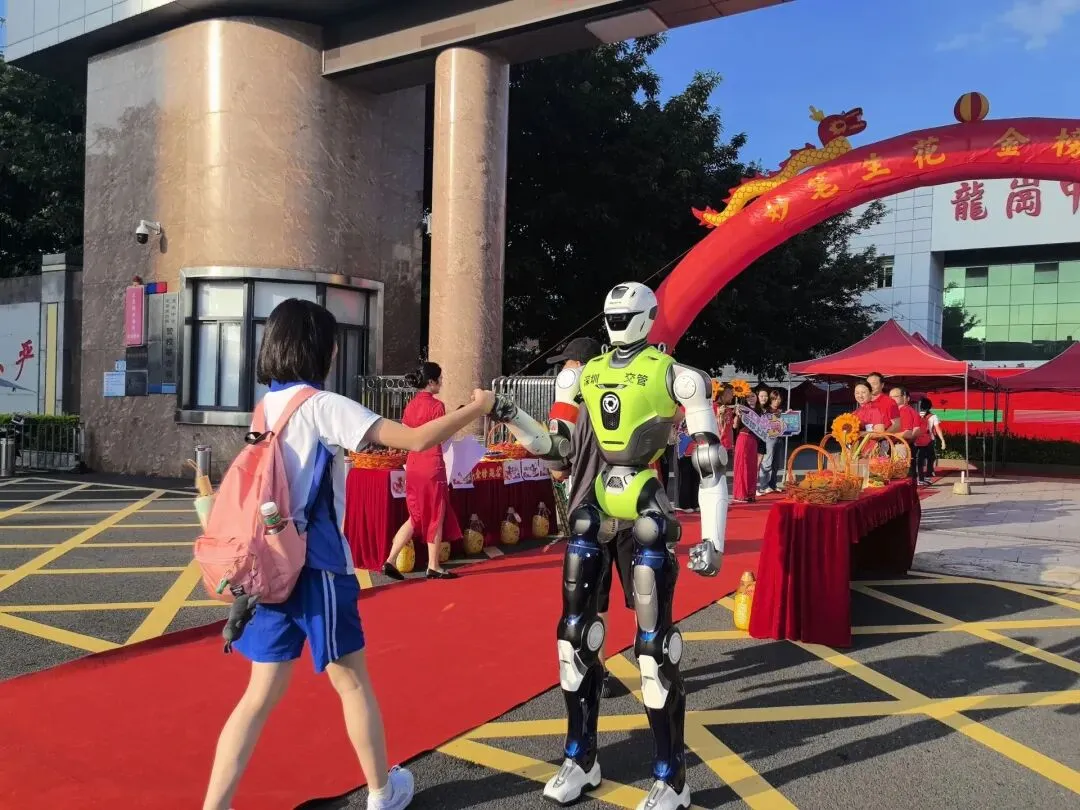 直击深圳中考首日!这些瞬间太暖心→-第25张图片-四季读书网
