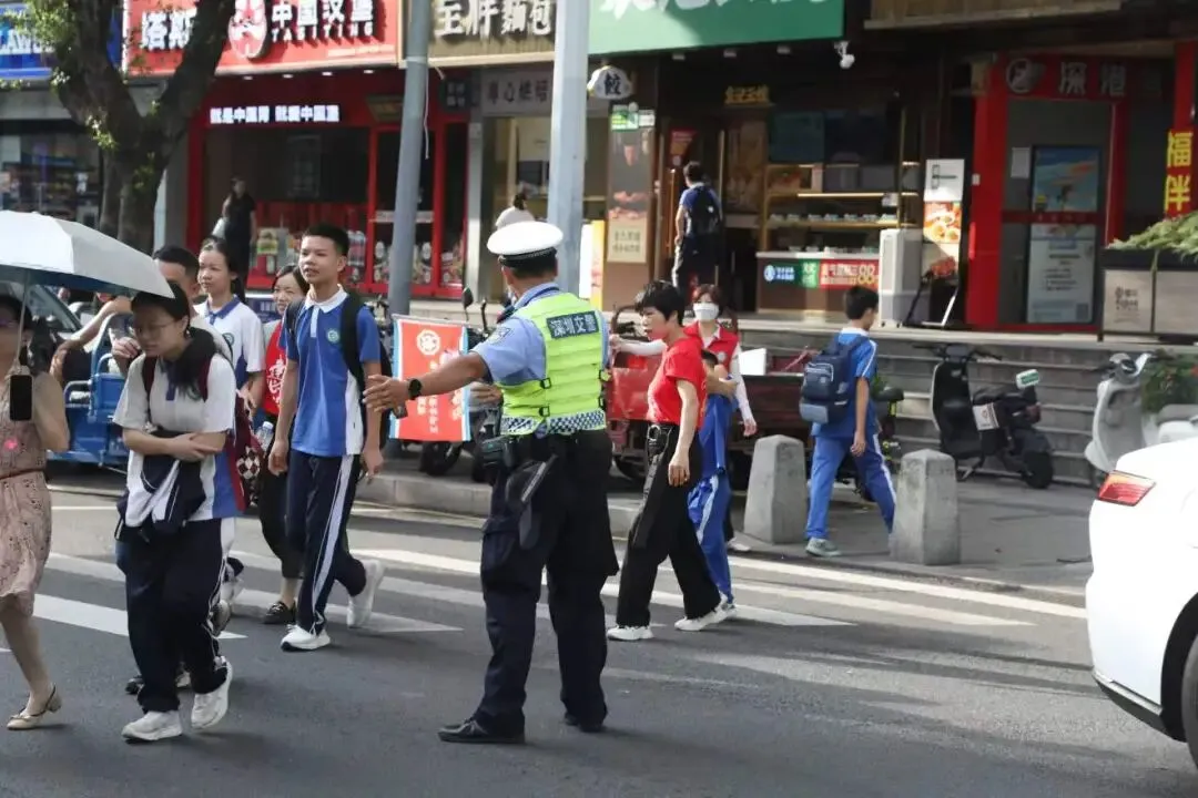 中考首日,科技警力齐上阵!解锁护考新模式→-第2张图片-四季读书网