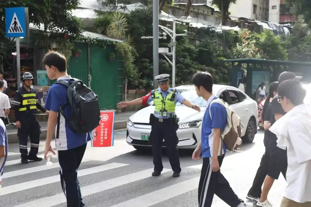 中考首日,科技警力齐上阵!解锁护考新模式→-第13张图片-四季读书网