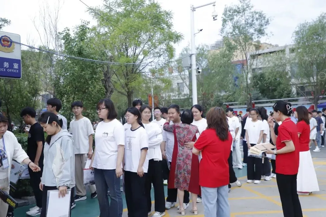 中考开考!这一幕幕……-第13张图片-四季读书网
