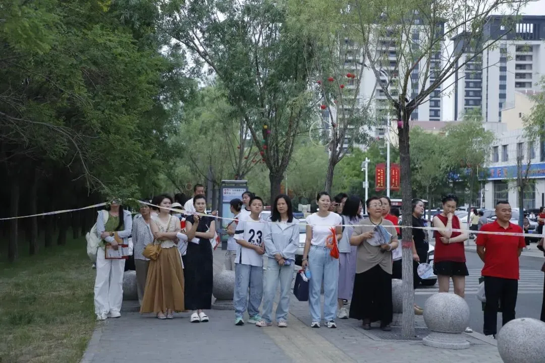 中考开考!这一幕幕……-第14张图片-四季读书网