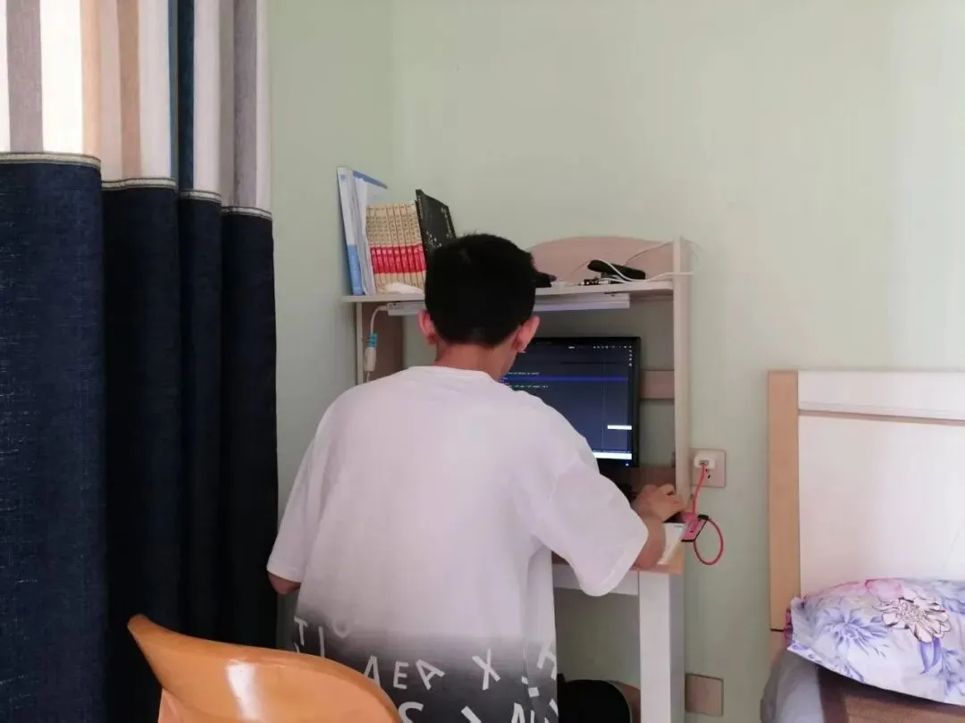 中考后的暑假,我让孩子学Python:AI时代,为什么还要学编程?-第1张图片-四季读书网