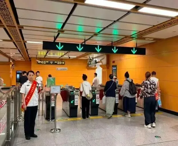 暖心护航中考!哈尔滨地铁站点备好文具物资服务考生家长-第2张图片-四季读书网