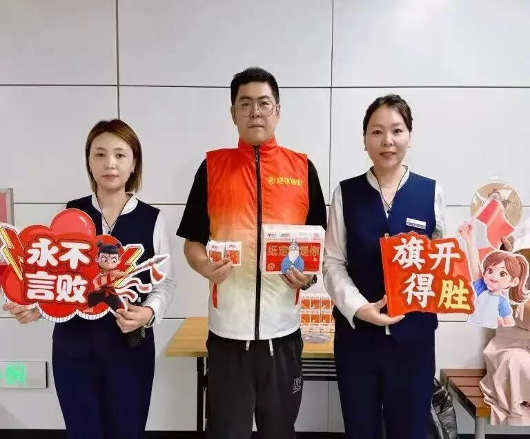 暖心护航中考!哈尔滨地铁站点备好文具物资服务考生家长-第3张图片-四季读书网