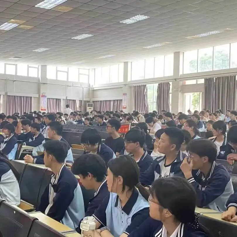 逐梦中考,平安续航|洛阳市香山初级中学召开2026年中考动员会暨暑期安全教育会-第10张图片-四季读书网