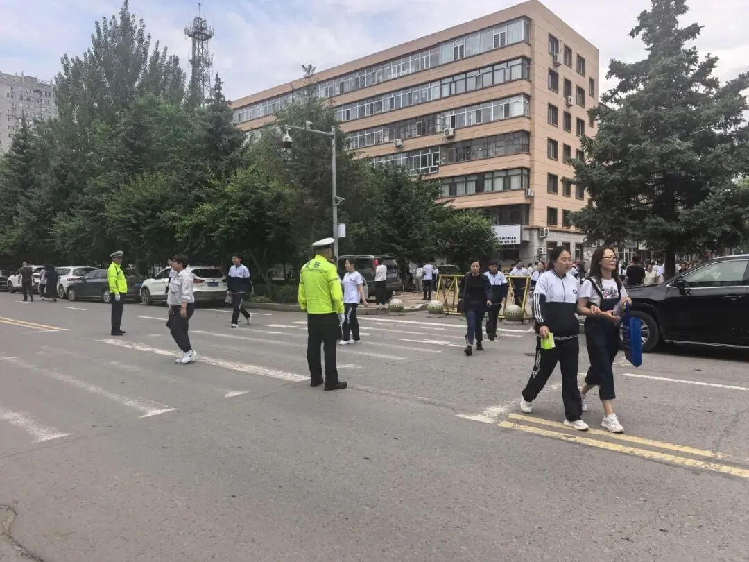 【校园新闻】多方联动护中考 校社同心筑保障-第4张图片-四季读书网