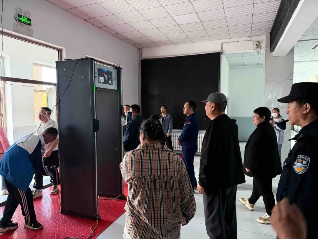 冷极藏蓝护中考 全程坚守助逐梦|根河市公安局护航中考学子逐梦路-第2张图片-四季读书网