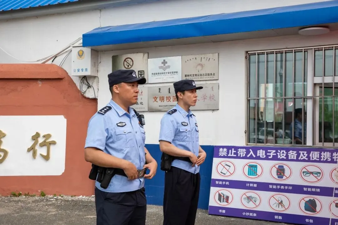 冷极藏蓝护中考 全程坚守助逐梦|根河市公安局护航中考学子逐梦路-第5张图片-四季读书网