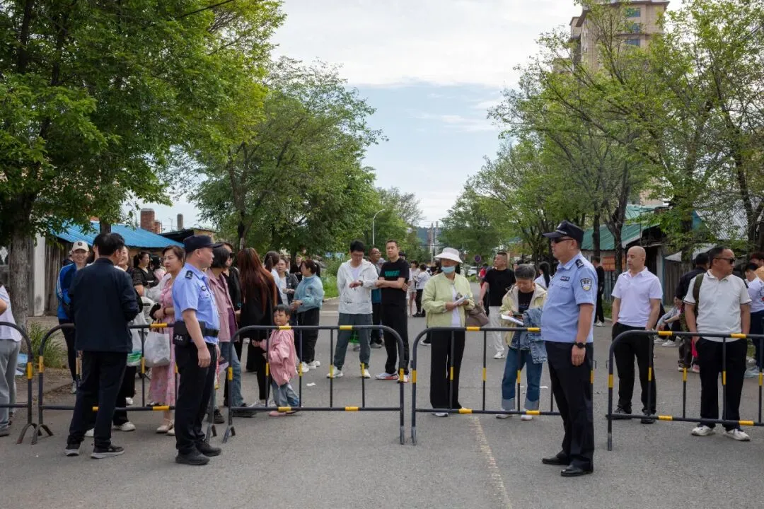 冷极藏蓝护中考 全程坚守助逐梦|根河市公安局护航中考学子逐梦路-第6张图片-四季读书网
