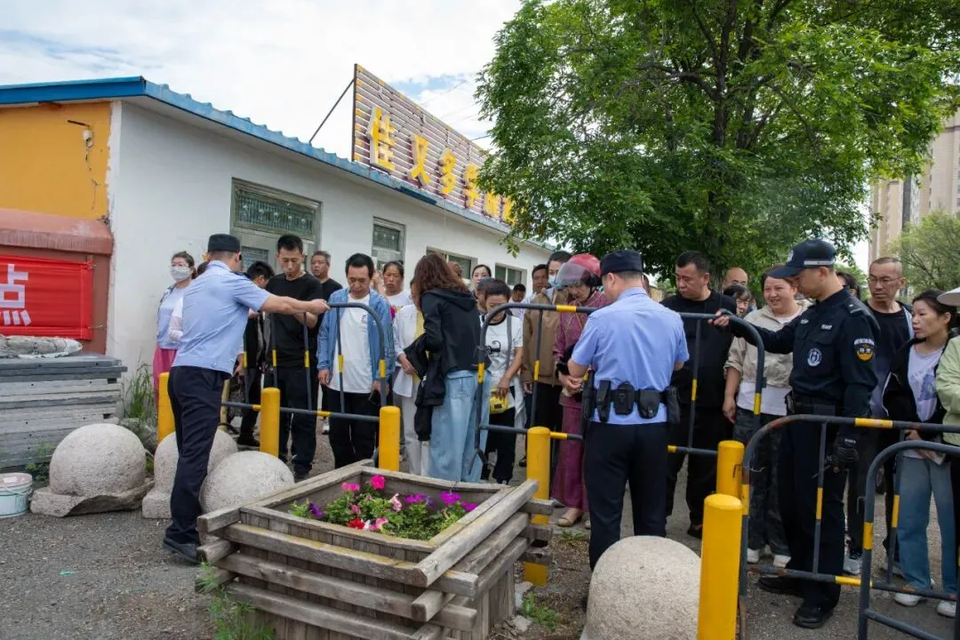 冷极藏蓝护中考 全程坚守助逐梦|根河市公安局护航中考学子逐梦路-第7张图片-四季读书网