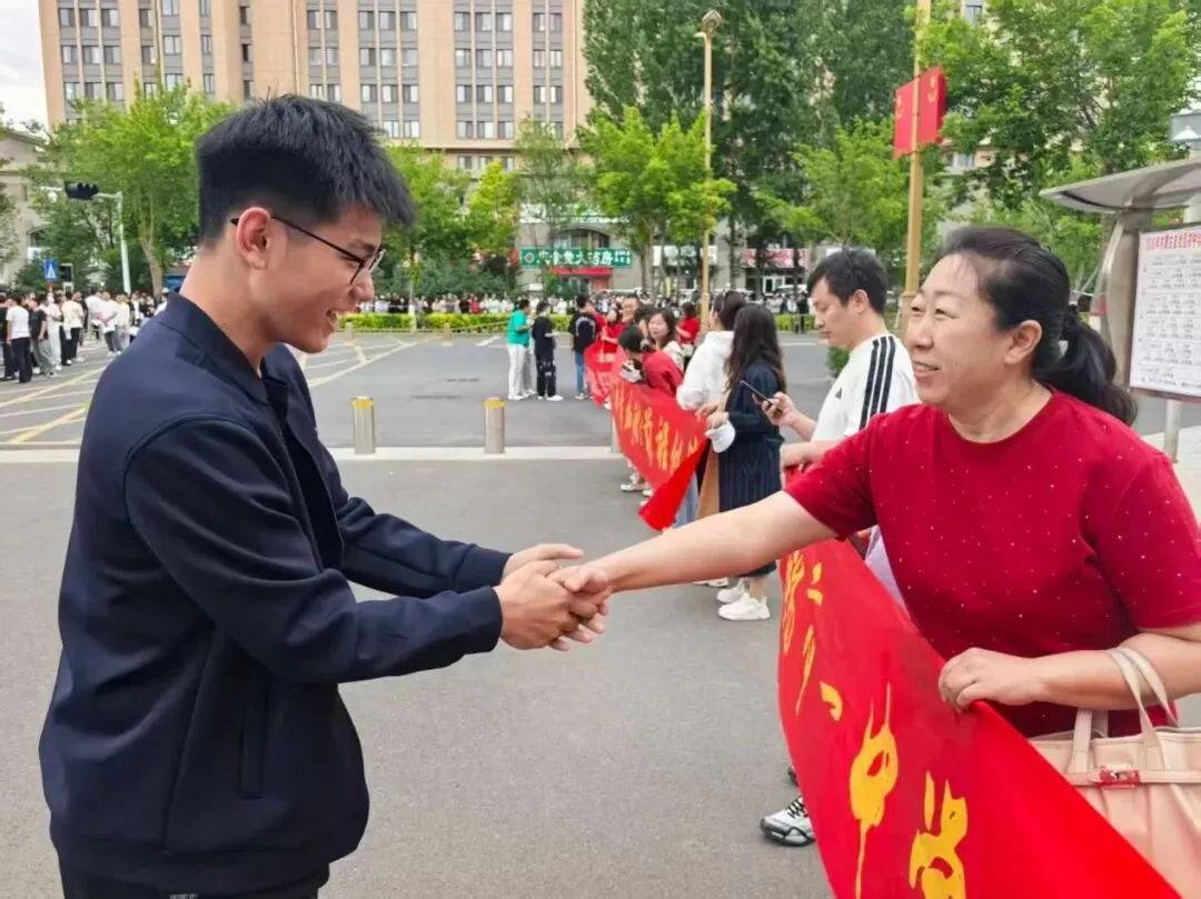 暖心送考 静待花开|锡市一中教师中考送考纪实-第11张图片-四季读书网