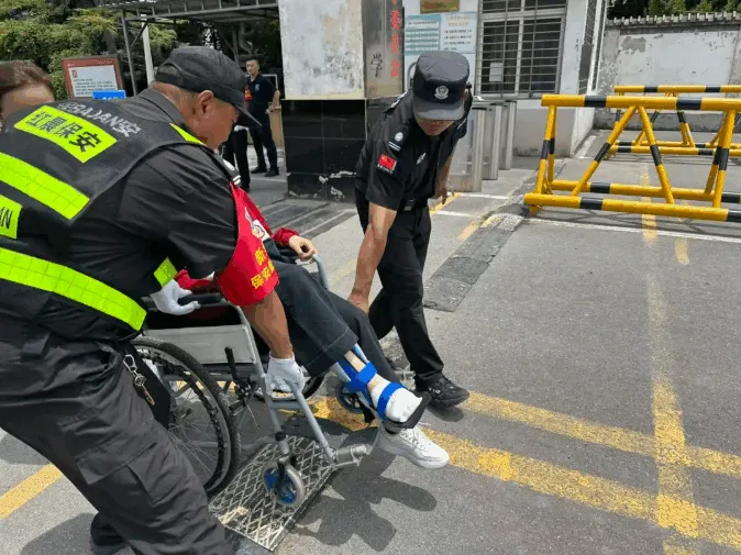 护航中考再坚守 警保同心护少年-第5张图片-四季读书网