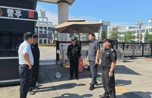 炎炎夏日保中考 情系一线送清凉 鹤壁市鹏翔保安公司领导慰问考点保安员-第2张图片-四季读书网