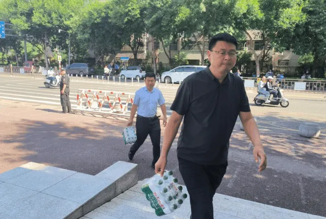 炎炎夏日保中考 情系一线送清凉 鹤壁市鹏翔保安公司领导慰问考点保安员-第3张图片-四季读书网