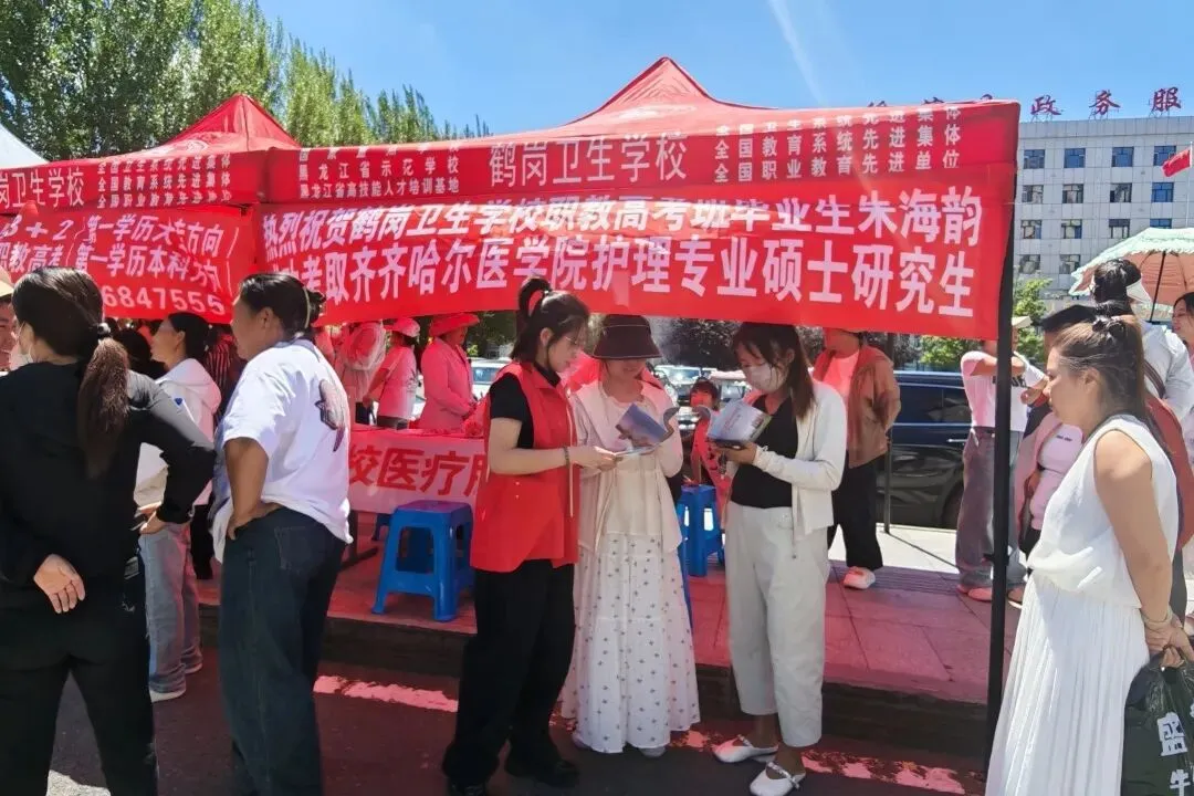 护航中考平安季 禁毒普法暖人心——绥滨县司法局开展中考考点禁毒宣传活动-第5张图片-四季读书网