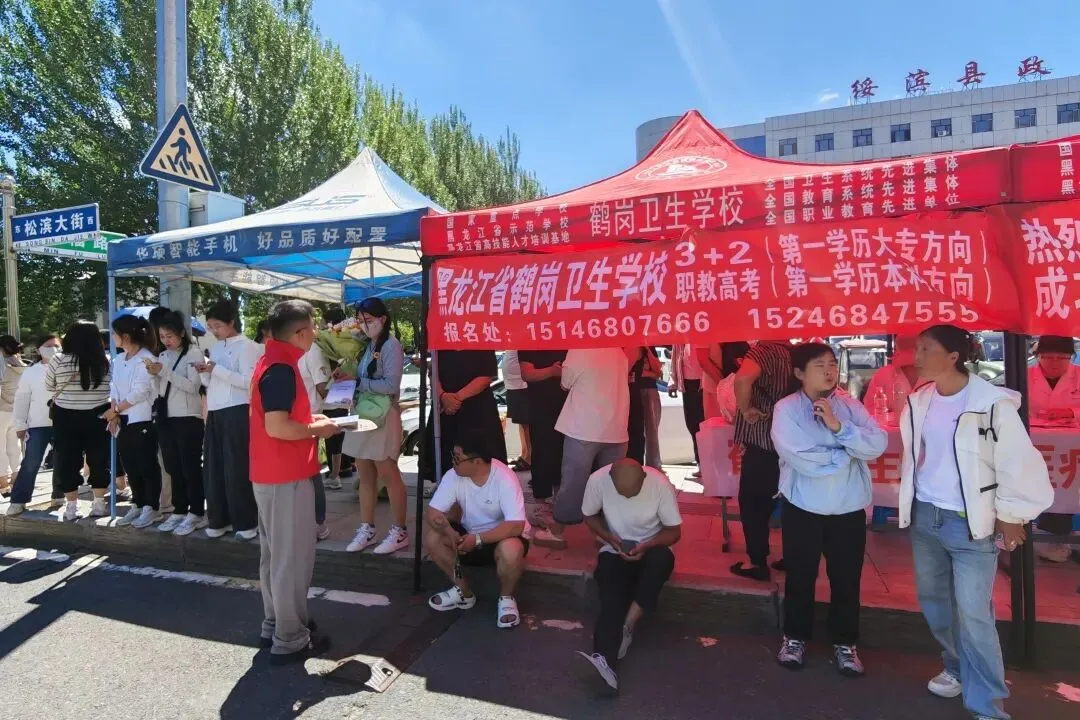 护航中考平安季 禁毒普法暖人心——绥滨县司法局开展中考考点禁毒宣传活动-第6张图片-四季读书网