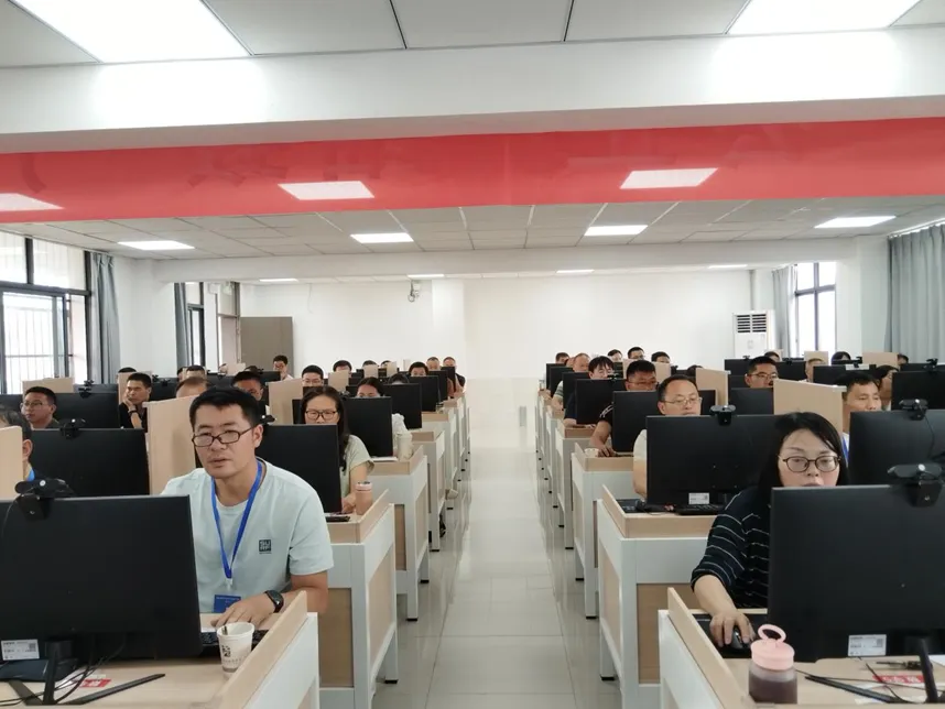 直击中考阅卷现场:12万余份答卷的公正守护-第9张图片-四季读书网