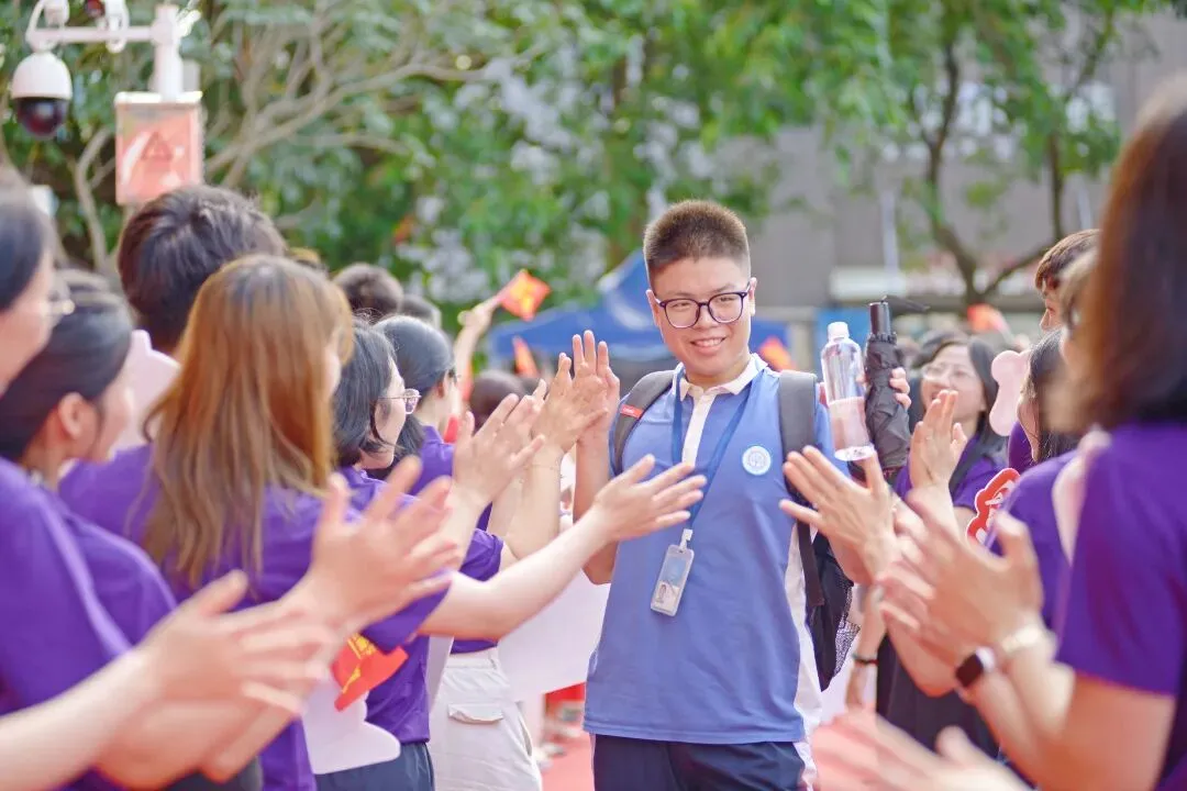 以青春之名,赴梦想之约!直击福田中考首日-第12张图片-四季读书网