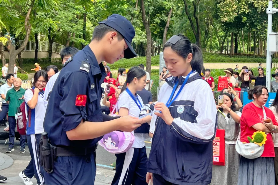 以青春之名,赴梦想之约!直击福田中考首日-第37张图片-四季读书网
