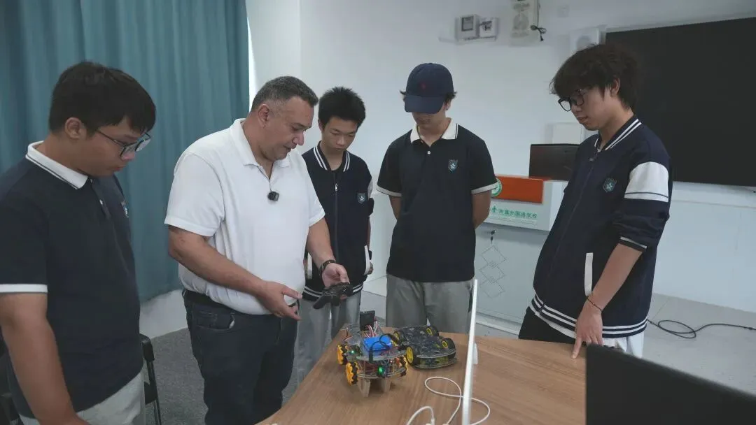 中考特辑 | 拒绝内卷、告别天价:给焦虑家庭的一条突围路-第9张图片-四季读书网