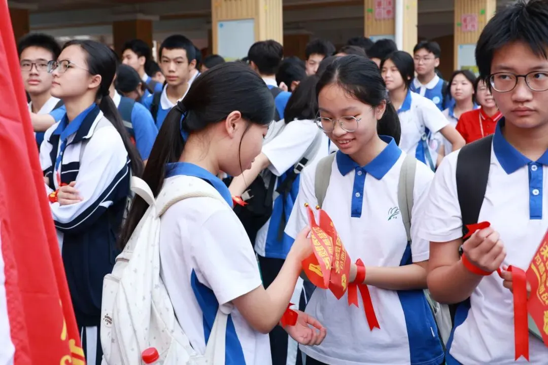 中考首日 | 翻身学子红红火火赴考场-第3张图片-四季读书网