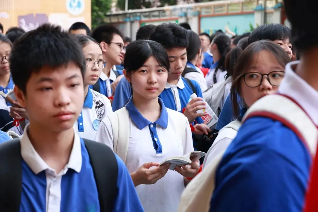 中考首日 | 翻身学子红红火火赴考场-第4张图片-四季读书网