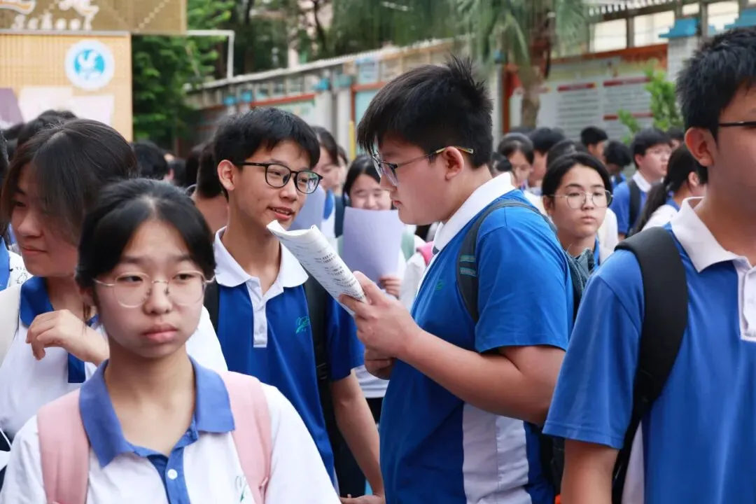 中考首日 | 翻身学子红红火火赴考场-第5张图片-四季读书网