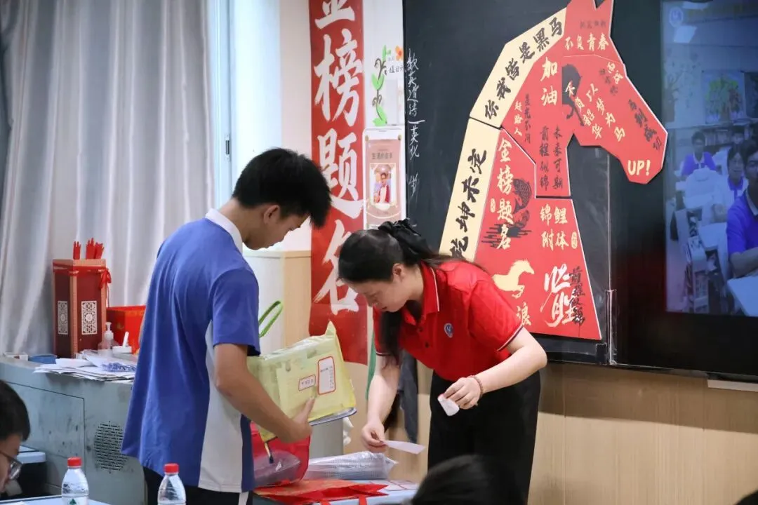 中考首日 | 翻身学子红红火火赴考场-第6张图片-四季读书网
