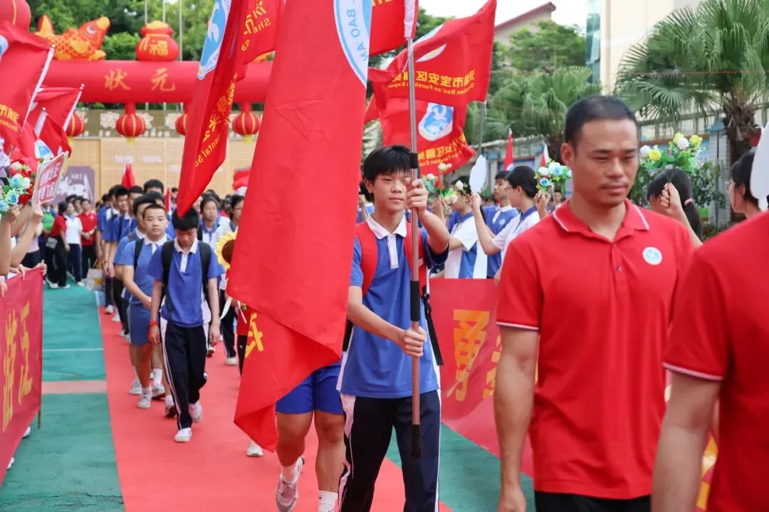 中考首日 | 翻身学子红红火火赴考场-第11张图片-四季读书网