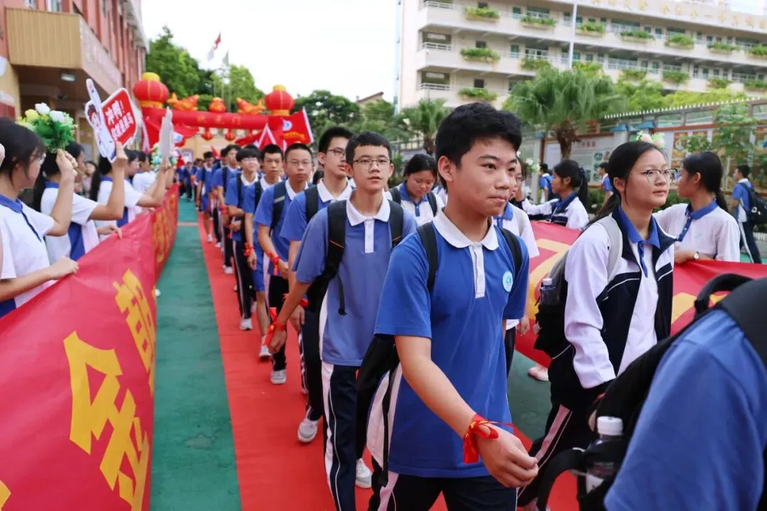 中考首日 | 翻身学子红红火火赴考场-第14张图片-四季读书网