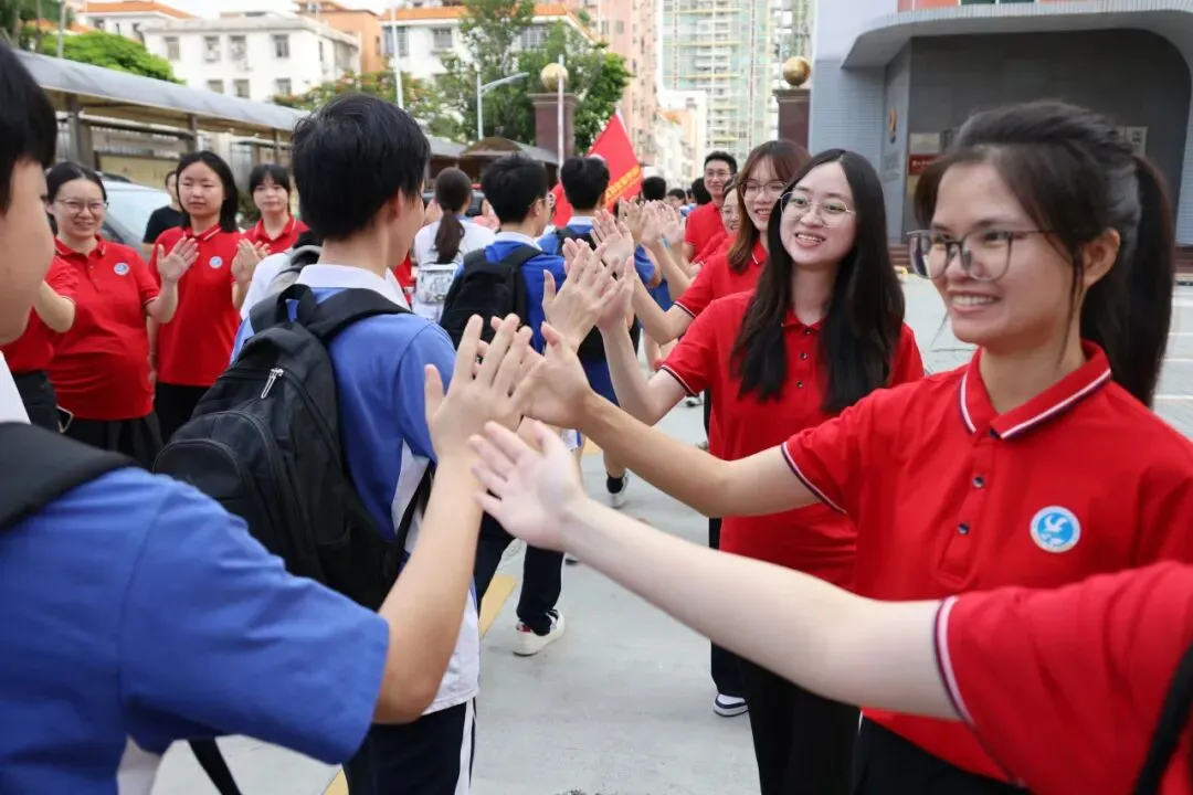 中考首日 | 翻身学子红红火火赴考场-第15张图片-四季读书网