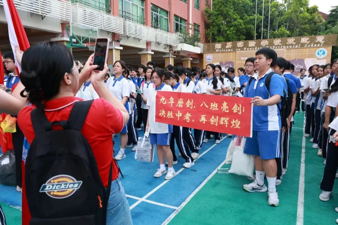 中考首日 | 翻身学子红红火火赴考场-第17张图片-四季读书网