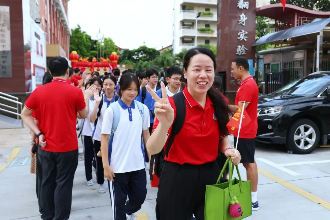 中考首日 | 翻身学子红红火火赴考场-第18张图片-四季读书网