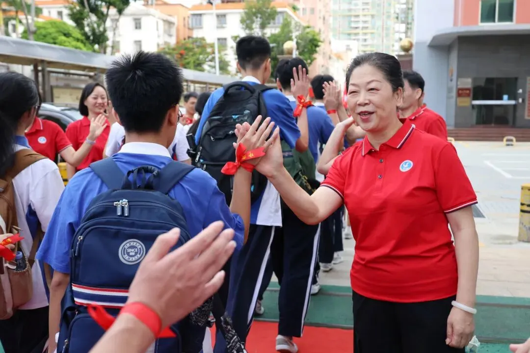 中考首日 | 翻身学子红红火火赴考场-第19张图片-四季读书网