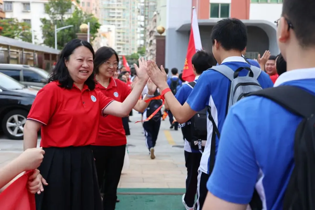 中考首日 | 翻身学子红红火火赴考场-第20张图片-四季读书网