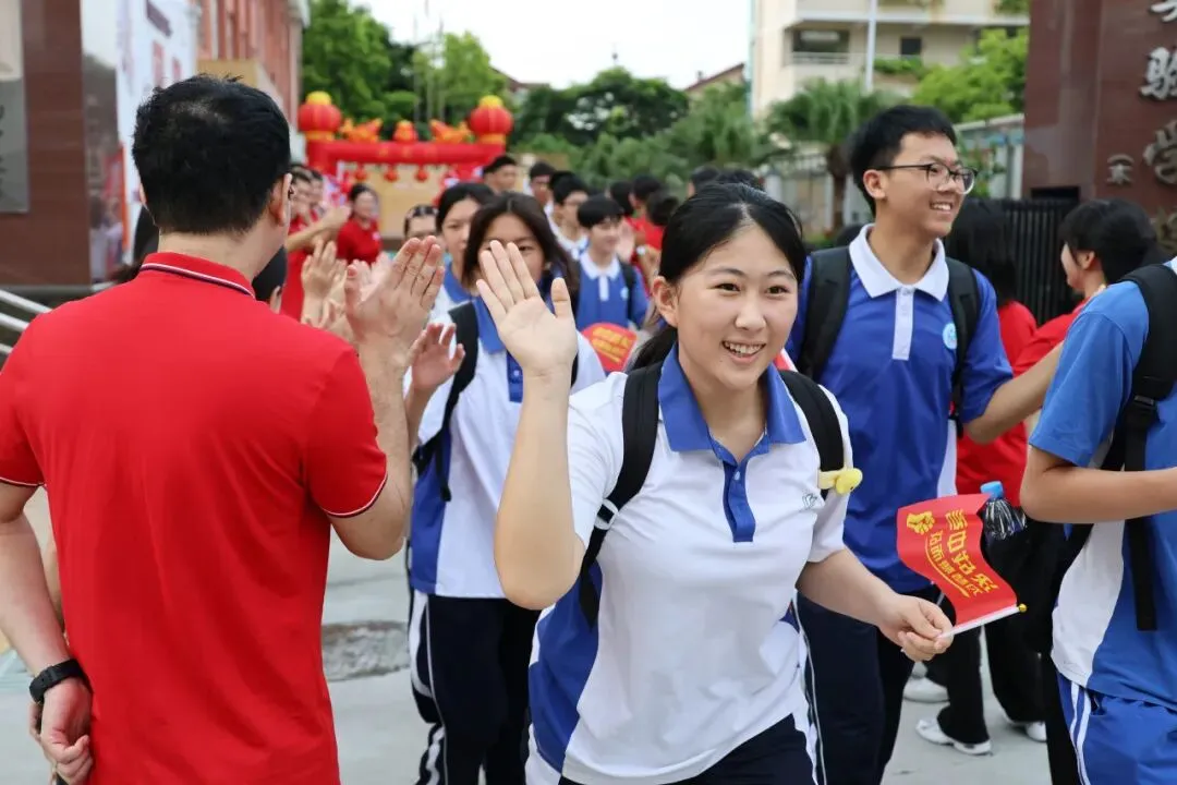 中考首日 | 翻身学子红红火火赴考场-第21张图片-四季读书网