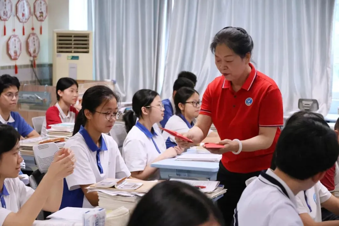 中考首日 | 翻身学子红红火火赴考场-第23张图片-四季读书网