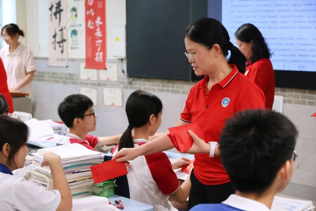 中考首日 | 翻身学子红红火火赴考场-第25张图片-四季读书网