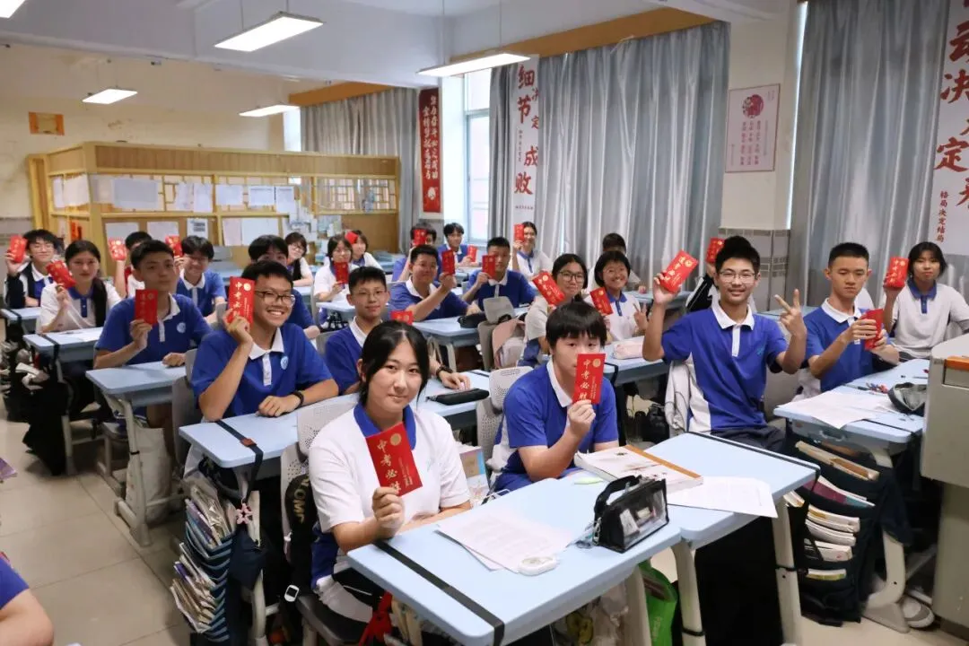 中考首日 | 翻身学子红红火火赴考场-第26张图片-四季读书网