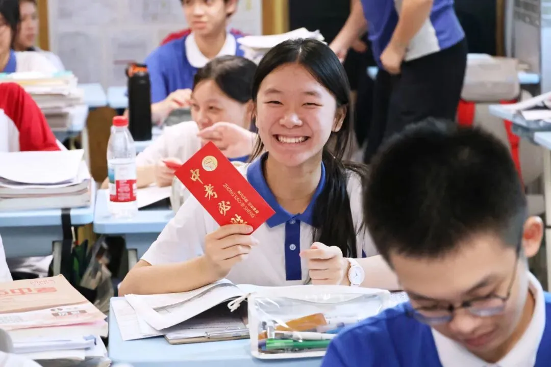 中考首日 | 翻身学子红红火火赴考场-第27张图片-四季读书网